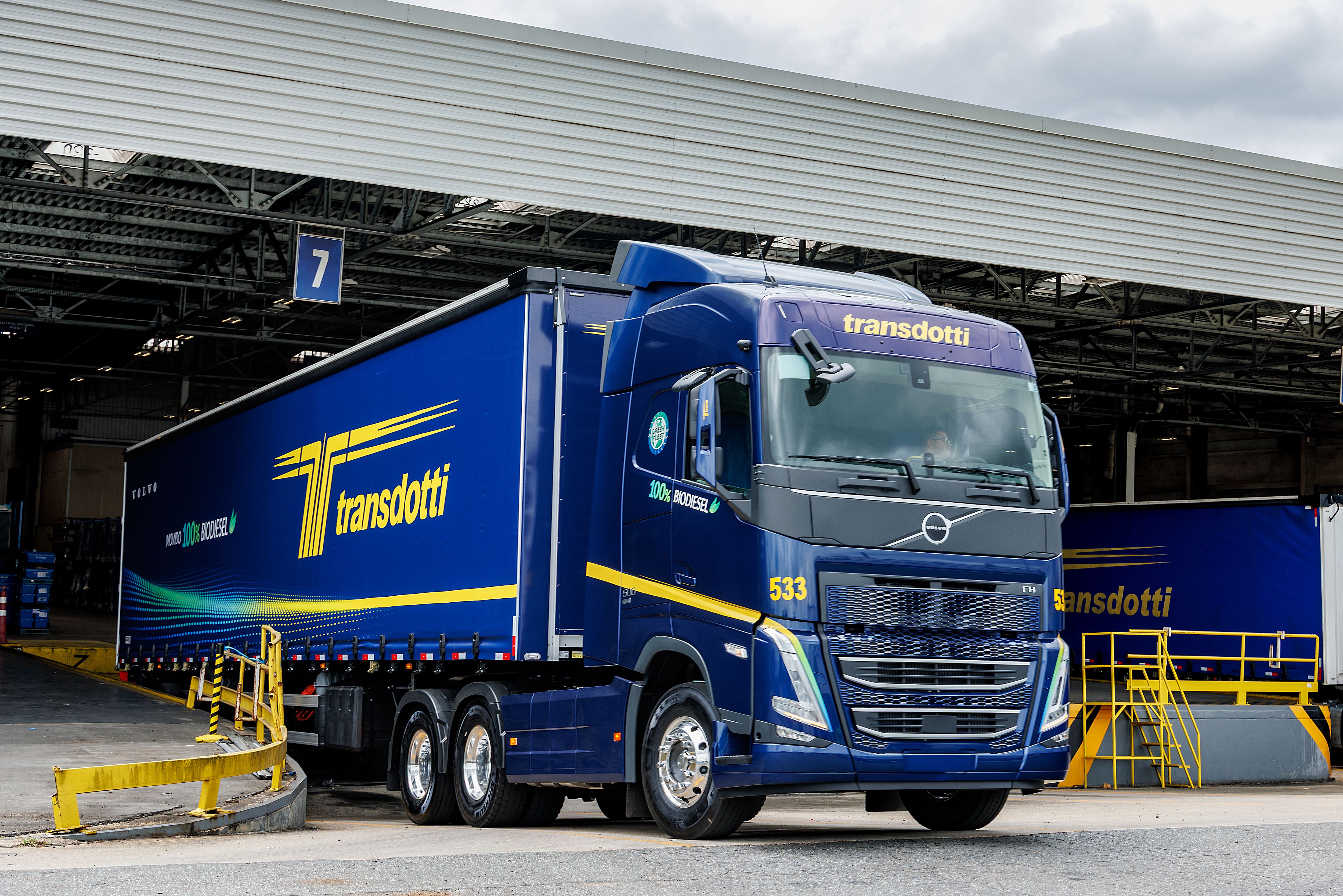 Volvo agrega caminhões 100% Biodiesel no transporte de peças para sua fábrica em Curitiba