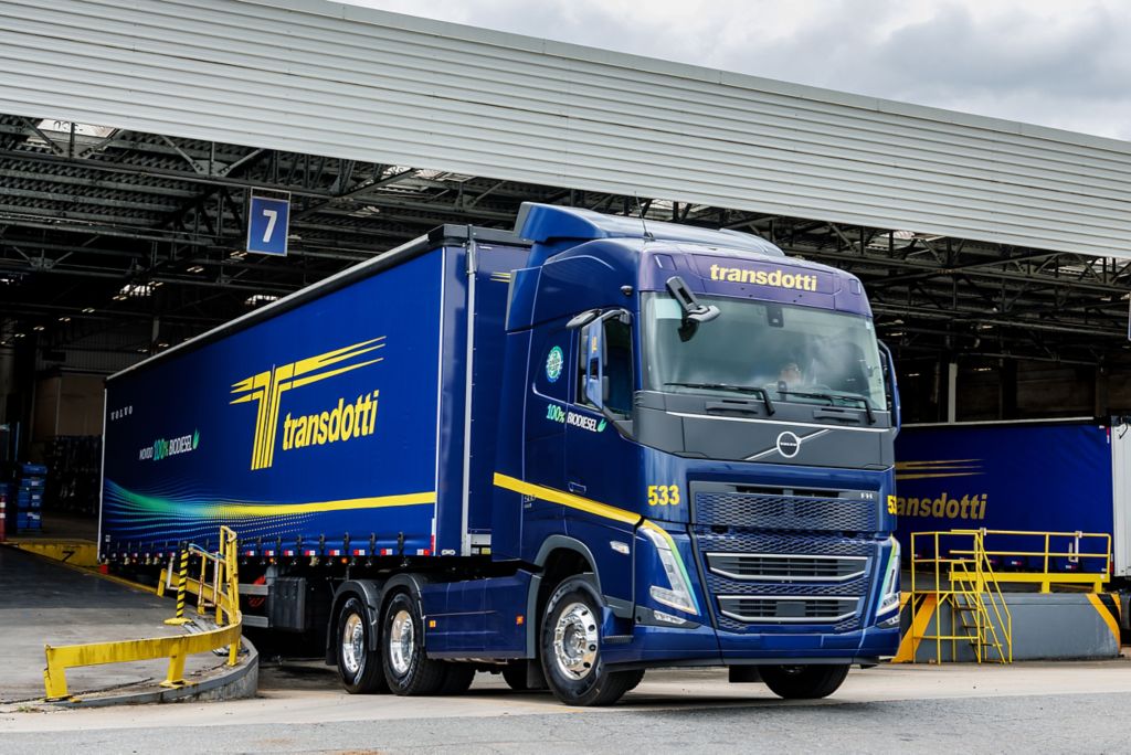 Volvo agrega caminhões 100% Biodiesel no transporte de peças para sua fábrica em Curitiba