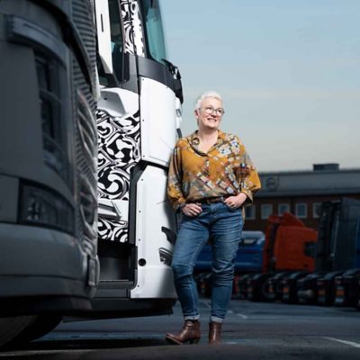 Η Carina Byström ακουμπά στο εξωτερικό της καμπίνας του Volvo FM