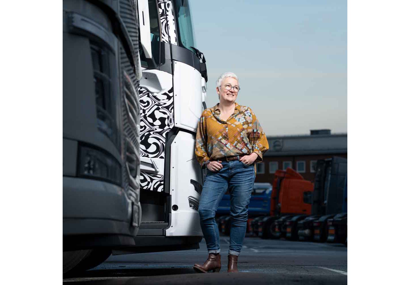 Carina Byström encostada ao exterior da cabina do Volvo FM