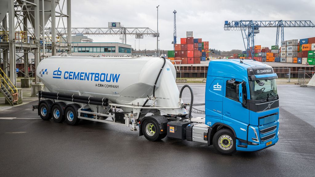 Eerste tien Volvo FH-trekkers voor Cementbouw