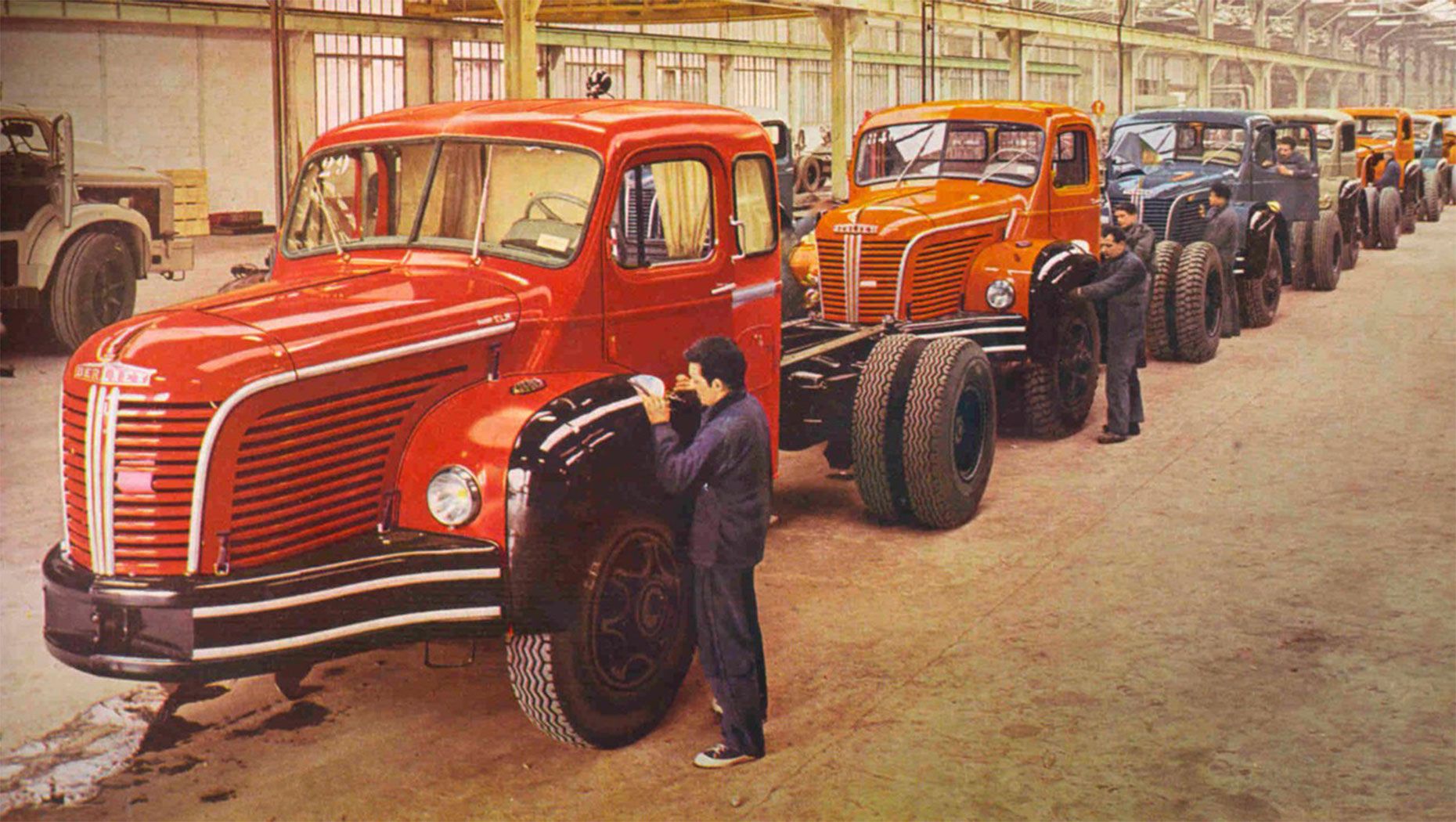 Colourful GLM trucks at the plant in Vénissieux.