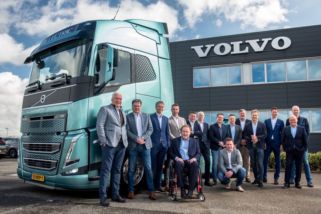 Volvo Trucks Nederland en haar dealers tekenen nieuw dealercontract dat de toekomst van beide bedrijven versterkt