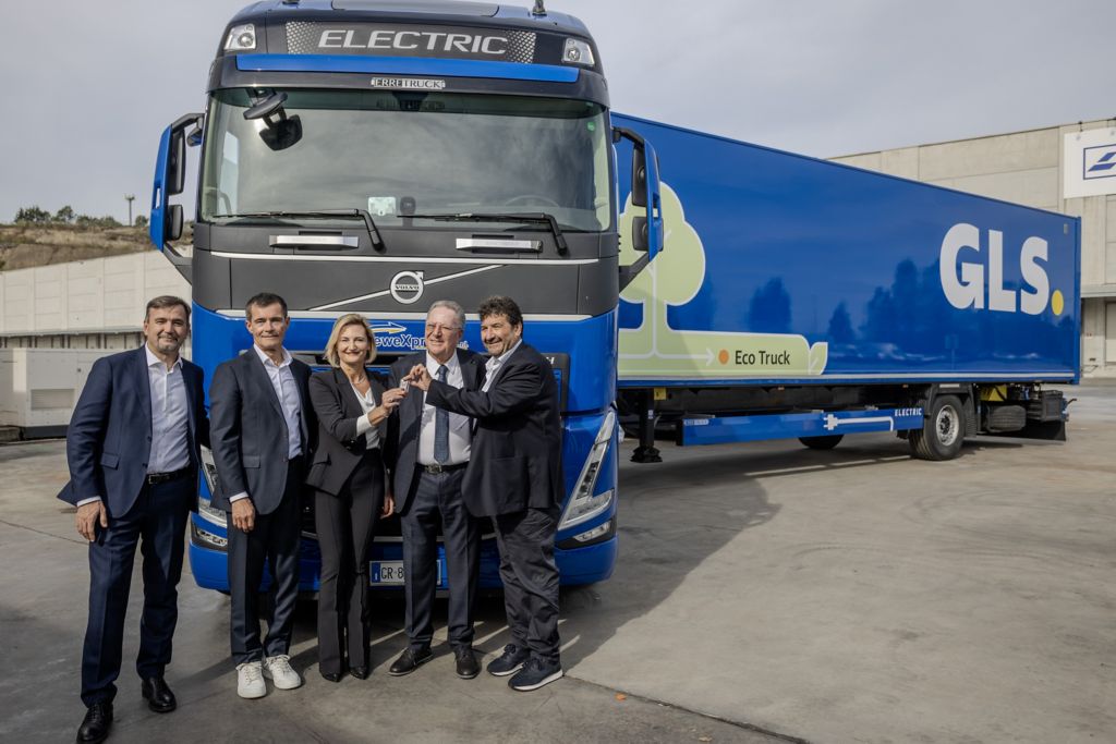 GLS Italia introduce il primo veicolo pesante completamente elettrico nella propria flotta, in aggiunta ai mezzi tradizionali e a quelli alimentati a biocarburante.