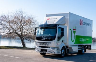 DB Schenker, ako líder svetovej logistiky, zaraďuje do rozsiahlej flotily prvé plne elektrické nákladné vozidlo Volvo FL Electric určené na paletové prepravy. 