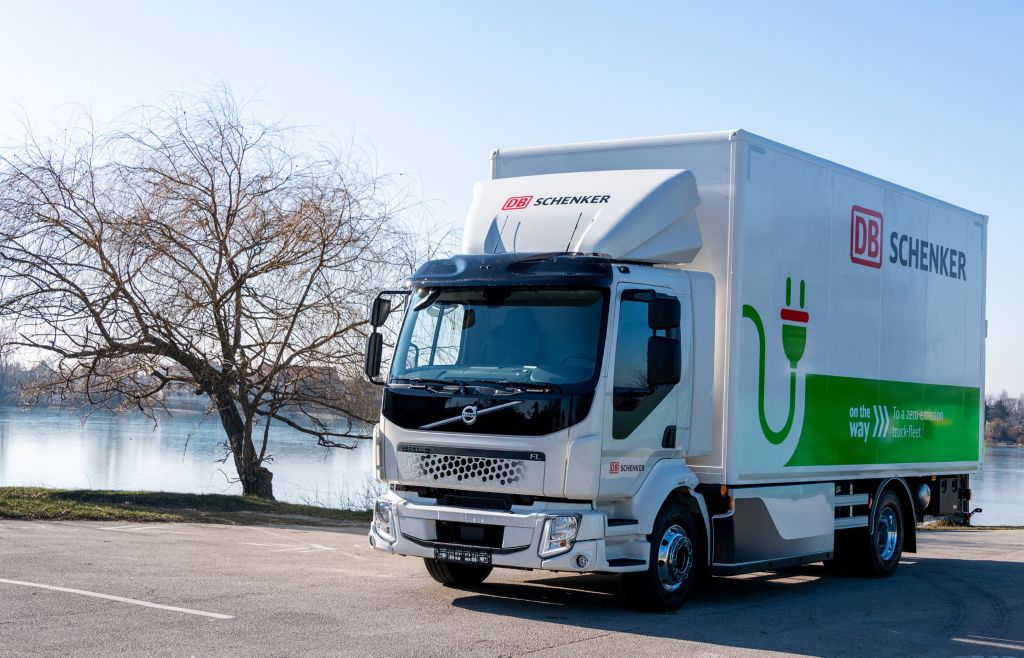 Spoločnosť DB Schenker rozširuje svoju flotilu o prvé elektrické nákladné vozidlo Volvo