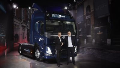 DFDS har lagt order på totalt 225 eldrivna lastbilar från Volvo. T v Roger Alm, VD för Volvo Lastvagnar, t h Niklas Anderson, Executive Vice President, Logistic Division på DFDS.