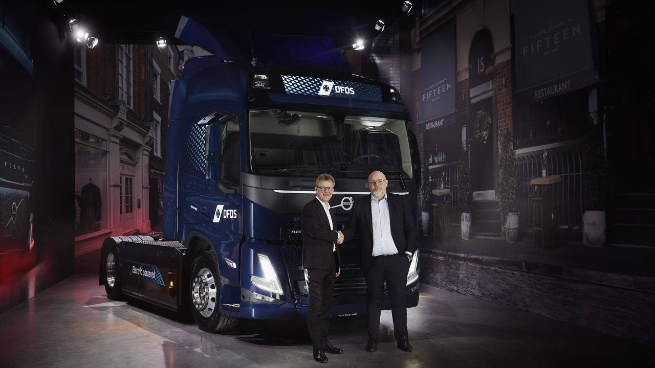 DFDS breidt het aantal elektrische vrachtwagens in hun vloot uit met opnieuw 100 Volvo FH en Volo FM Electric-trucks