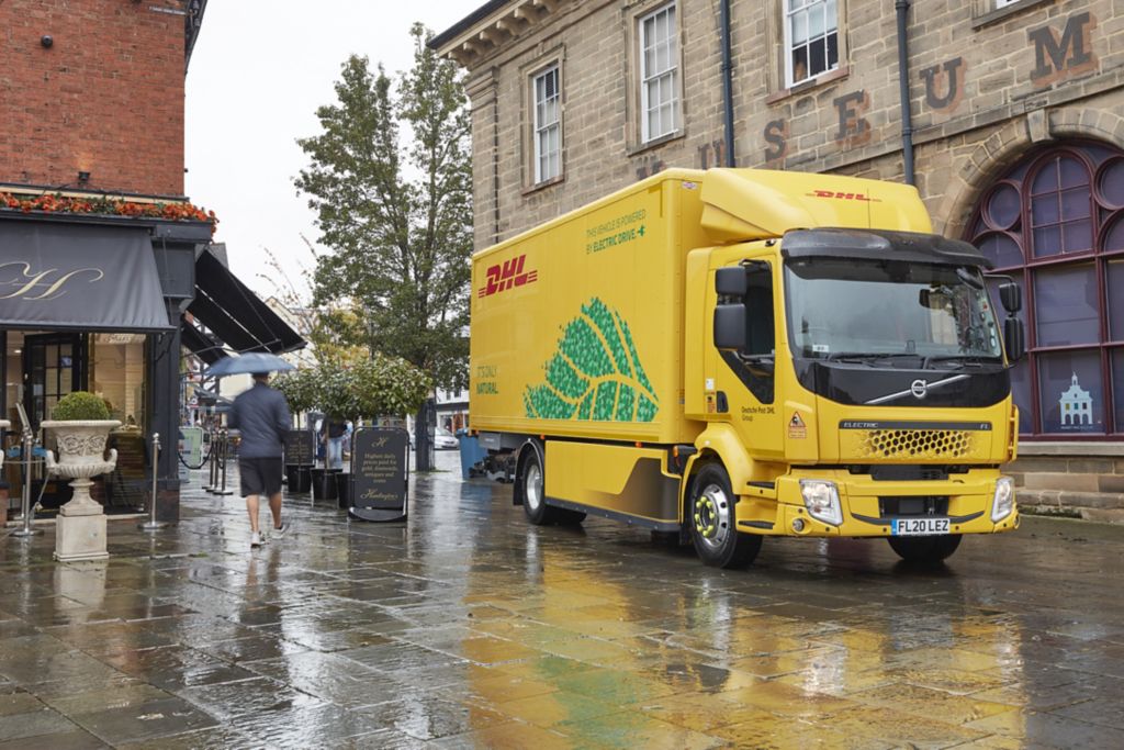 Zamówienie na 44 elektryczne samochody ciężarowe rozpoczyna współpracę pomiędzy DHL, a Volvo Trucks w zakresie zerowej emisji spalin