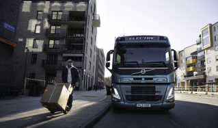 DHL et Volvo Trucks donnent le coup d’envoi d’une nouvelle coopération zéro émission avec une commande de 44 camions électriques