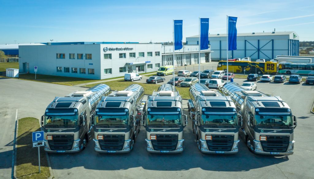 N.R. Energy OÜ veokiparki lisandus viis uut Volvo FH veokikomplekti. Foto Jarek Jõepera