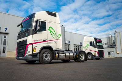 „Lotos Baltica“ dujomis varomi  „Volvo FH“ vilkikai su G13 varikliais