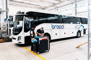 Tecnici lavorano su un bus in officina