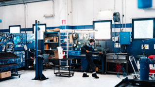 Tecnico lavora con strumenti in officina