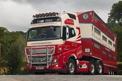 David Blockley and Son has taken delivery of a Volvo FH16 Aero 780 6x2 Globetrotter XL rear steer tractor unit.