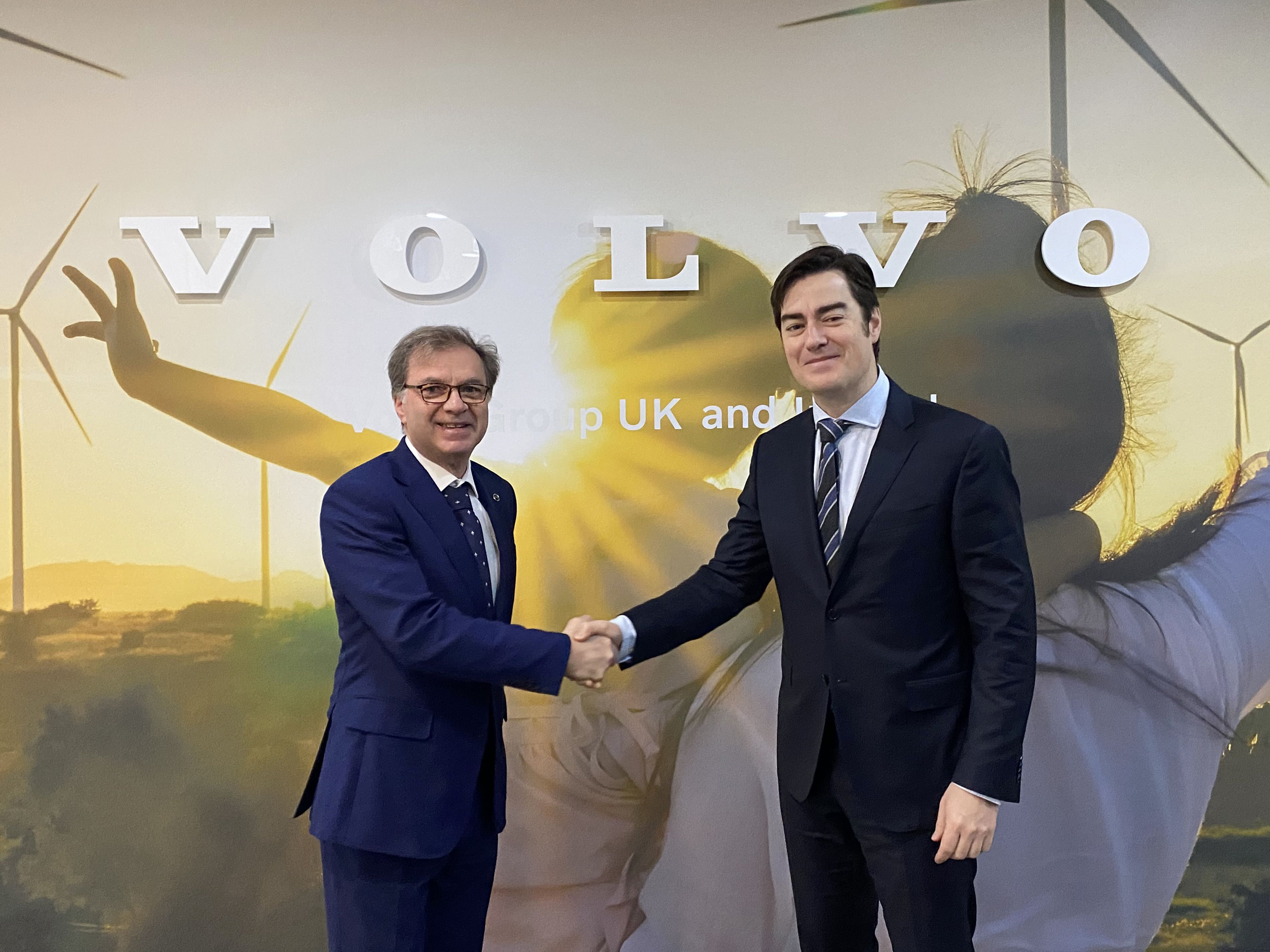 omenico Bondi, Managing Director of Volvo Bus UK & Ireland, and Eloy Pérez, CEO of UNVI.