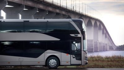 Der Doppeldecker-Reisebus Volvo 9700 DD ist mit einer Höhe von vier Metern für den Betrieb in allen europäischen Ländern zugeschnitten. Mit einer maximalen Länge von 14,8 Metern bietet er viel Komfort und Platz für bis zu 96 Fahrgäste.