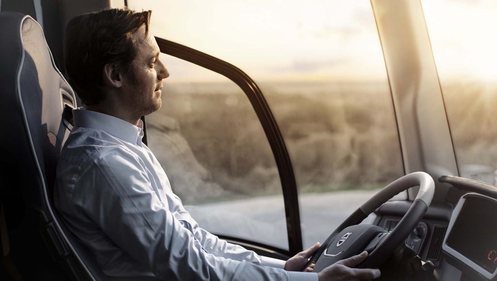 A bus driver using Volvo Dynamic Steering (VDS).