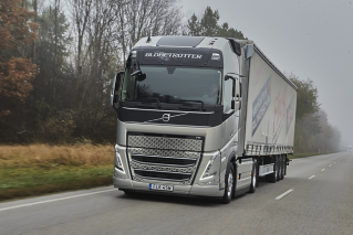 משאית Volvo FH עם I-Save – מבט מלפנים בנסיעה בכביש