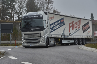 משאית Volvo FH עם I-Save – מבט מלפנים בנסיעה בכביש