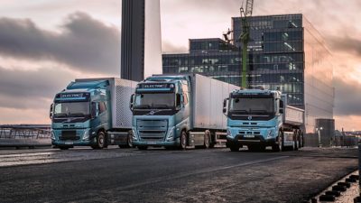 Volvo FH Electric kjører over en bro