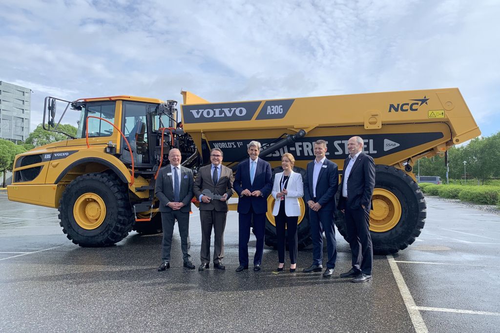 Entrega da primeira máquina de construção da Volvo Construction Equipment produzida com aço livre de fósseis | Grupo Volvo