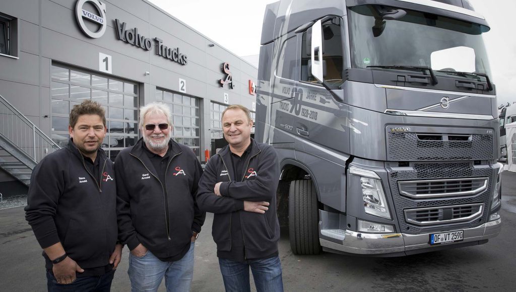 An der Eröffnungsfeier stellte der Autodienst auch die breite Palette der neuesten Modelle von Volvo Trucks und Renault Trucks vor, die sogar bei Probefahrten ausgiebig getestet werden konnten.