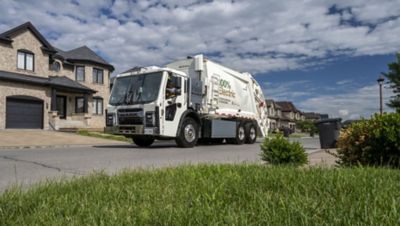 Mack Trucks announced today that it has entered partnerships with Heliox and Gilbarco Veeder-Root to help encourage customer adoption of battery-electric vehicles (BEV) such as the Mack® LR Electric, Mack’s first fully electric Class 8 refuse truck.
