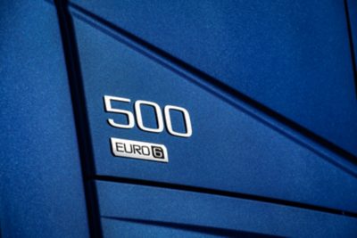 O Volvo FH16 Aero refletido na água, visto de lado