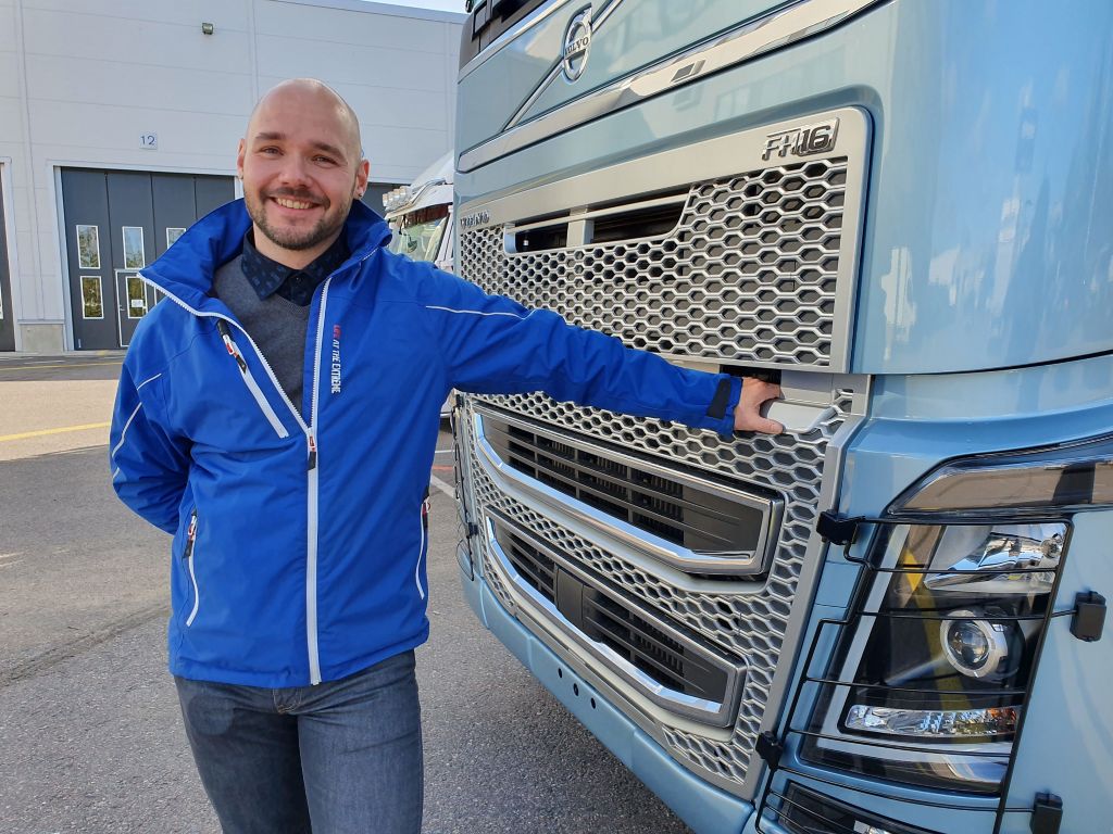 Joni Tukiainen toimii myyjänä Volvo Truck Center Tampereella