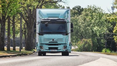 行駛在公路上的 Volvo FL