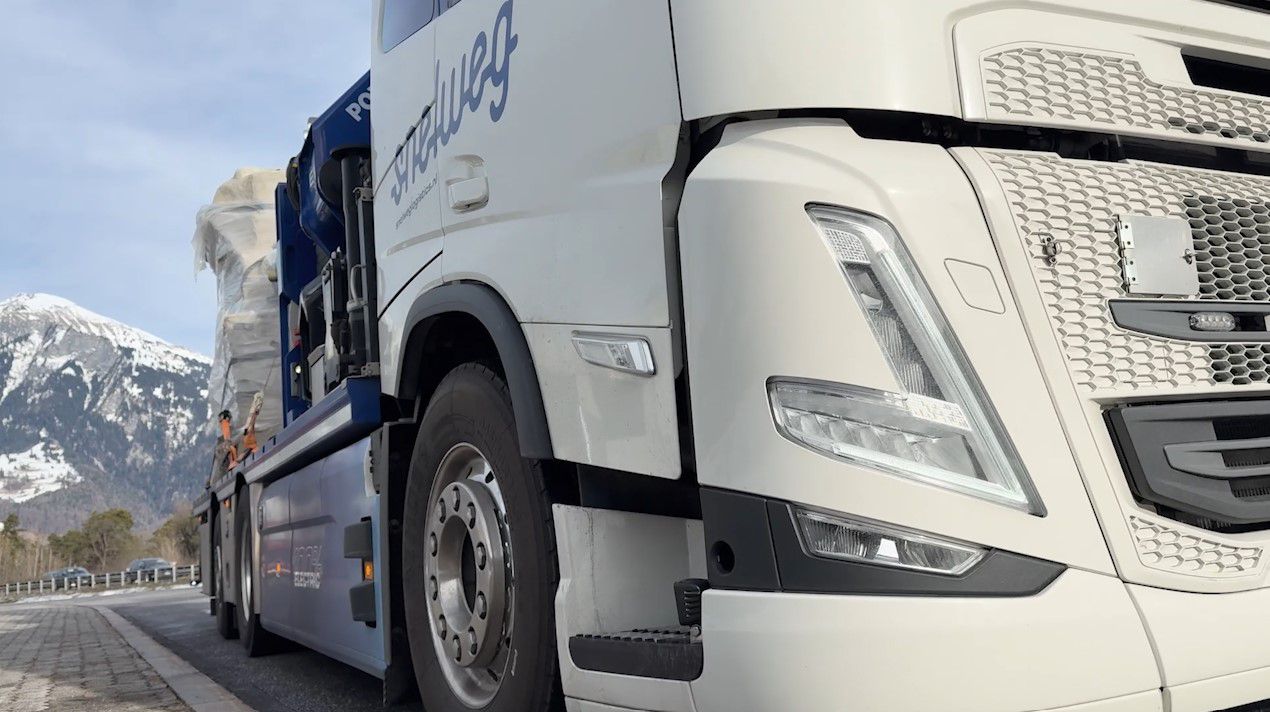 Snelweg Transport reed voor DFDS met een elektrische vrachtwagen, een Volvo FM Electric, van Nederland naar Davos in Zwitserland
