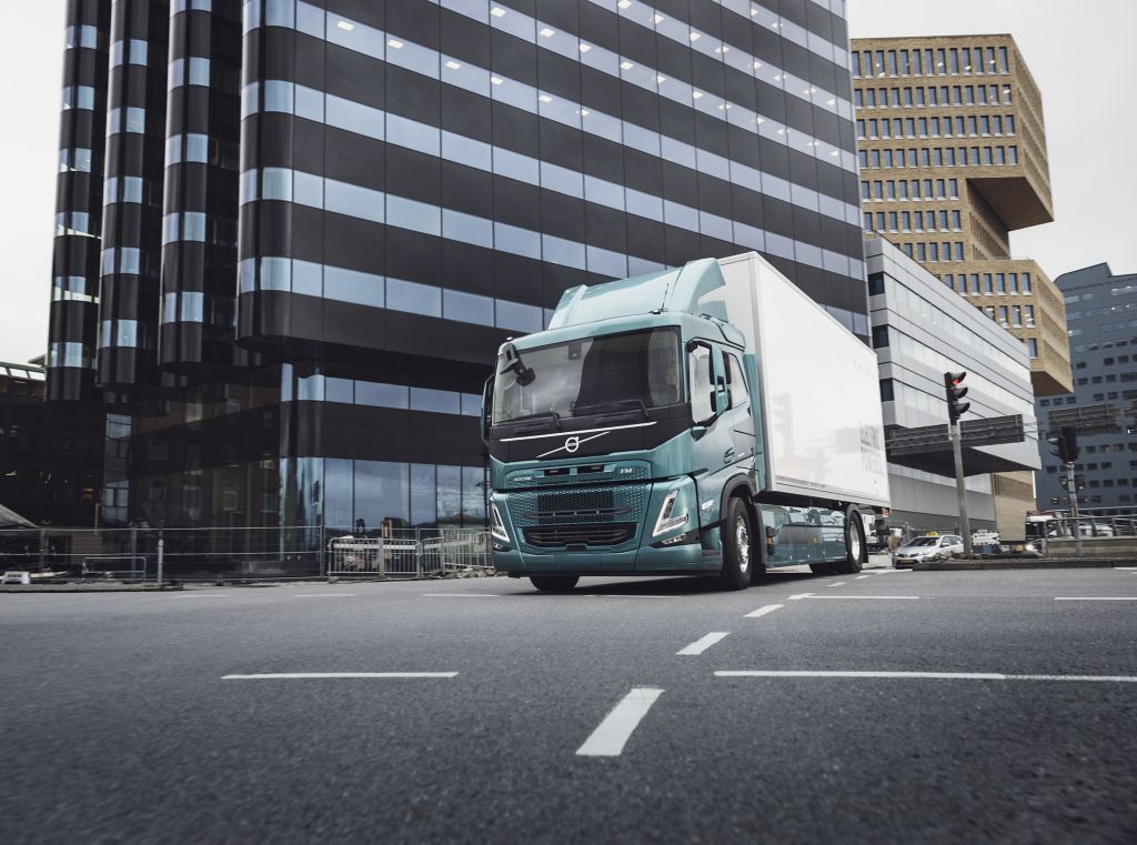 Volvo Trucks guida il mercato dei veicoli elettrici pesanti sia in Europa che in Nord America.