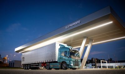 Volvo Trucks meldete 2023 erneut einen Rekordabsatz und erweiterte seine Palette an Elektro-Lkw..