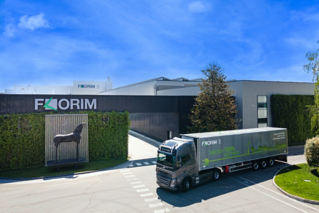 Volvo FH Electric davanti all'ingresso di Florim