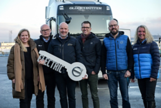 Fr. v: Ebba Bergbom Wallin, chef elektromobilitet, Volvo Lastvagnar Sverige, Stefan Sandberg, VD Tage Rejmes Lastvagnar, Erik Alfredsson, VD Alfredsson Transport, Niclas Johnson, försäljningschef Volvo Lastvagnar Sverige, Jon Jynnås, Areachef Volvo Lastvagnar Sverige, Susanne Frödin, PR-chef Volvo Lastvagnar Sverige