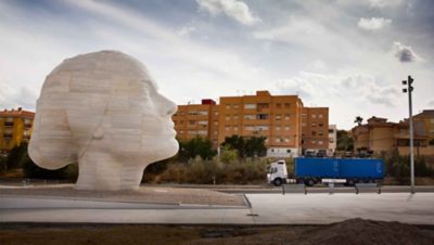 Ένα φορτηγό δοκιμών περνά μπροστά από ένα μαρμάρινο γλυπτό στην Ισπανία