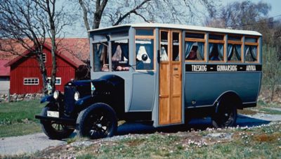 Historie-første-buss