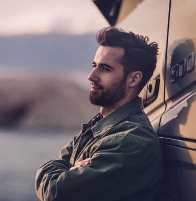 Homme adossé camion