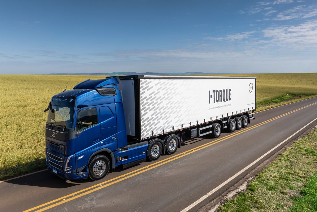 Linha Volvo FH 2026 chega com I-Torque, novidade que traz mais força nas subidas e até 3% de economia