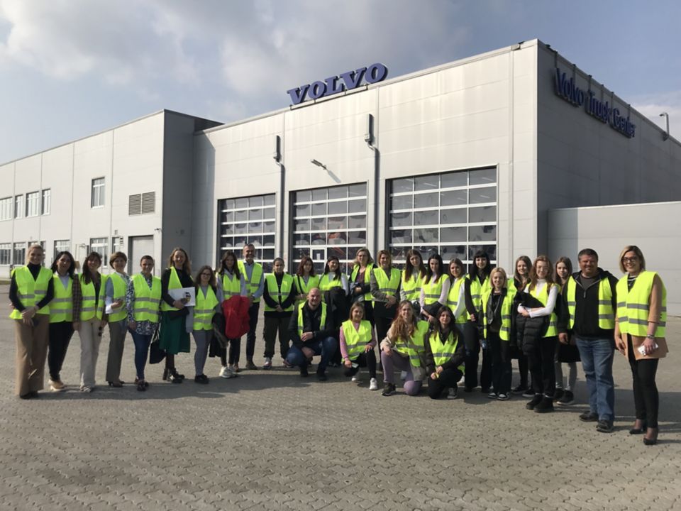 Volvo Trucks Srbija otvara vrata devojkama sa završenom Tehničkom školom iz Stare Pazove 