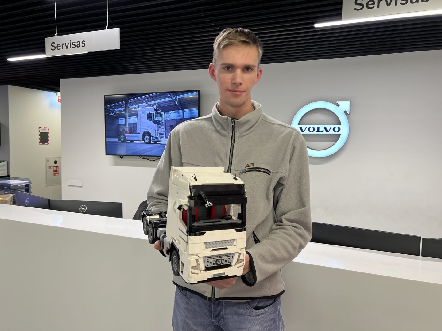 Egidijus ir jo sukurtas LEGO Volvo FH Aero sunkvežimis
