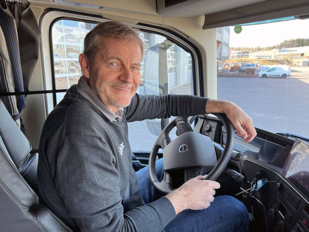Ole Jørgen Grønlund hos Volmax Kompetanse i førerhuset på en lastebil
