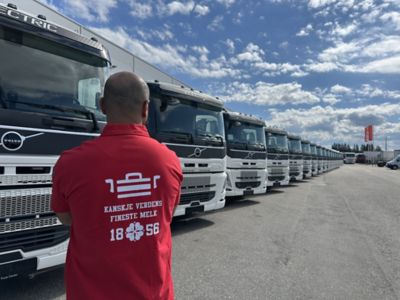 Miran Demerci – ser utover de nye Volvo FM TINE-bilene.
