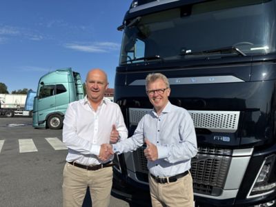Lars Elling Bjåstad, konsernsjef i Veøy og Roger Alm, administrerende direktør i Volvo Trucks. 