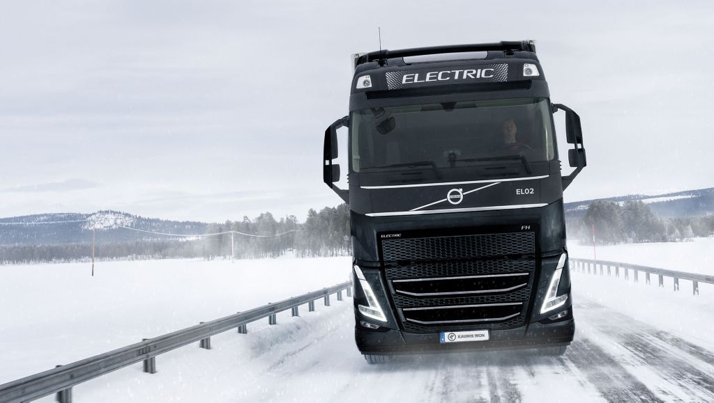 En elektriskt Volvo lastbil i vintermiljö.