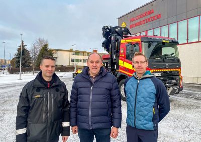 Tyllis Oy Ab:n toimitusjohtaja Göran Tylli (kesk.) ja Wetteri Power Oy:n Topi Myllykangas (oik.) luovuttivat joulukuussa uuden Volvo FMX 430 -monitoimiauton Keski-Pohjanmaan ja Pietarsaaren alueen Pelastuslaitokselle. Auton vastaanotti projektissa vahvasti mukana ollut palomestari Joni Kontio.