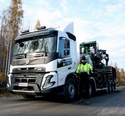 Metsätyö Pylväläisen uusi Volvo FMX -metsäkoneenkuljetusauto. Kuvassa Juha Pylväläinen.