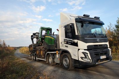 Metsätyö Pylväläisen uusi Volvo FMX -metsäkoneenkuljetusauto. 