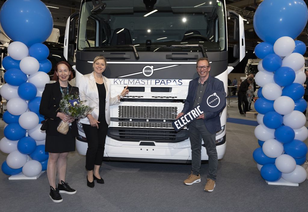 Volvo toimittaa Kylmästi Parhaalle raskaan täyssähköisen kuorma-auton lämpötilahallittuihin kuljetuksiin